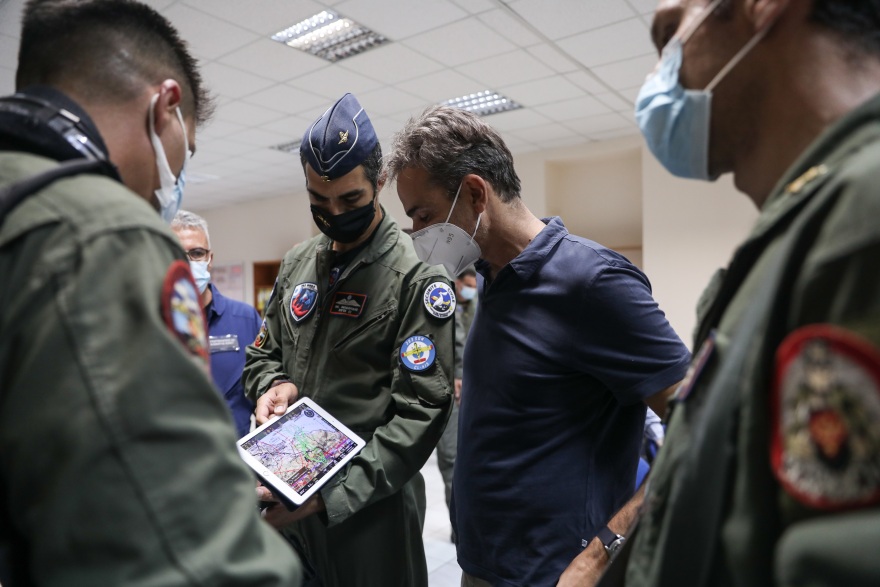Ο Μητσοτάκης στη βάση των Canadair: Το «ευχαριστώ» σε πιλότους και μηχανικούς