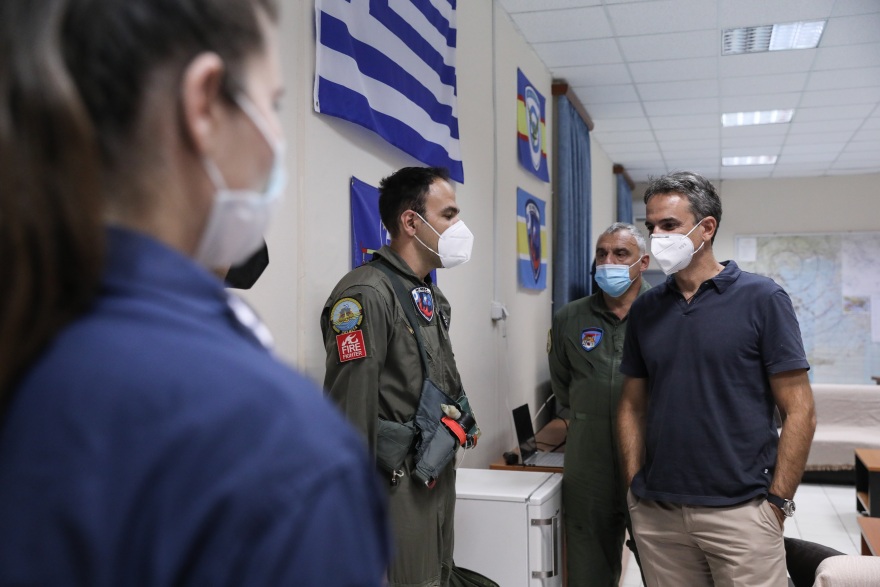 Ο Μητσοτάκης στη βάση των Canadair: Το «ευχαριστώ» σε πιλότους και μηχανικούς