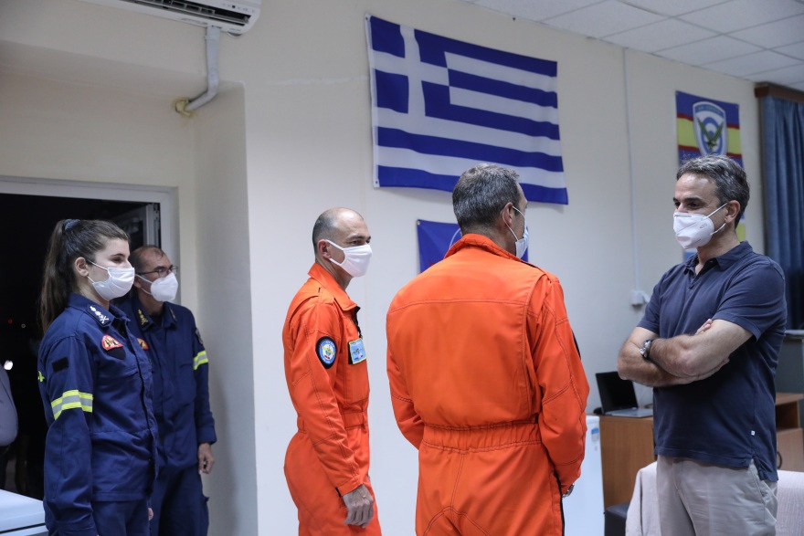 Ο Μητσοτάκης στη βάση των Canadair: Το «ευχαριστώ» σε πιλότους και μηχανικούς