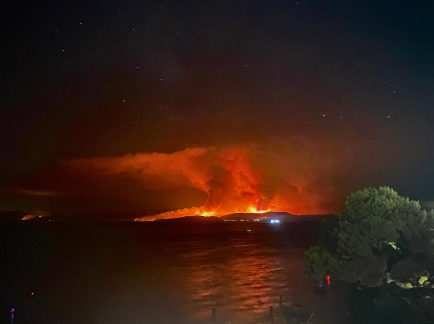 Φωτιά στην Εύβοια: Εικόνες Αποκάλυψης  από τη Σκιάθο και τη Σκόπελο - Δείτε βίντεο