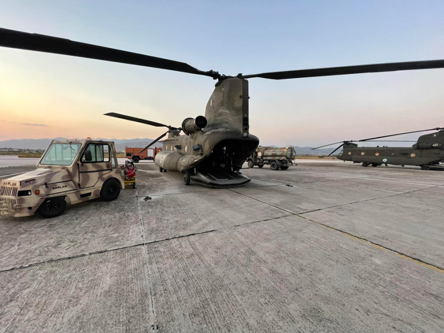 Βίντεο: Επικίνδυνες αποστολές από πλήρωμα Chinook για την κατάσβεση της φωτιάς στην Αγία Άννα