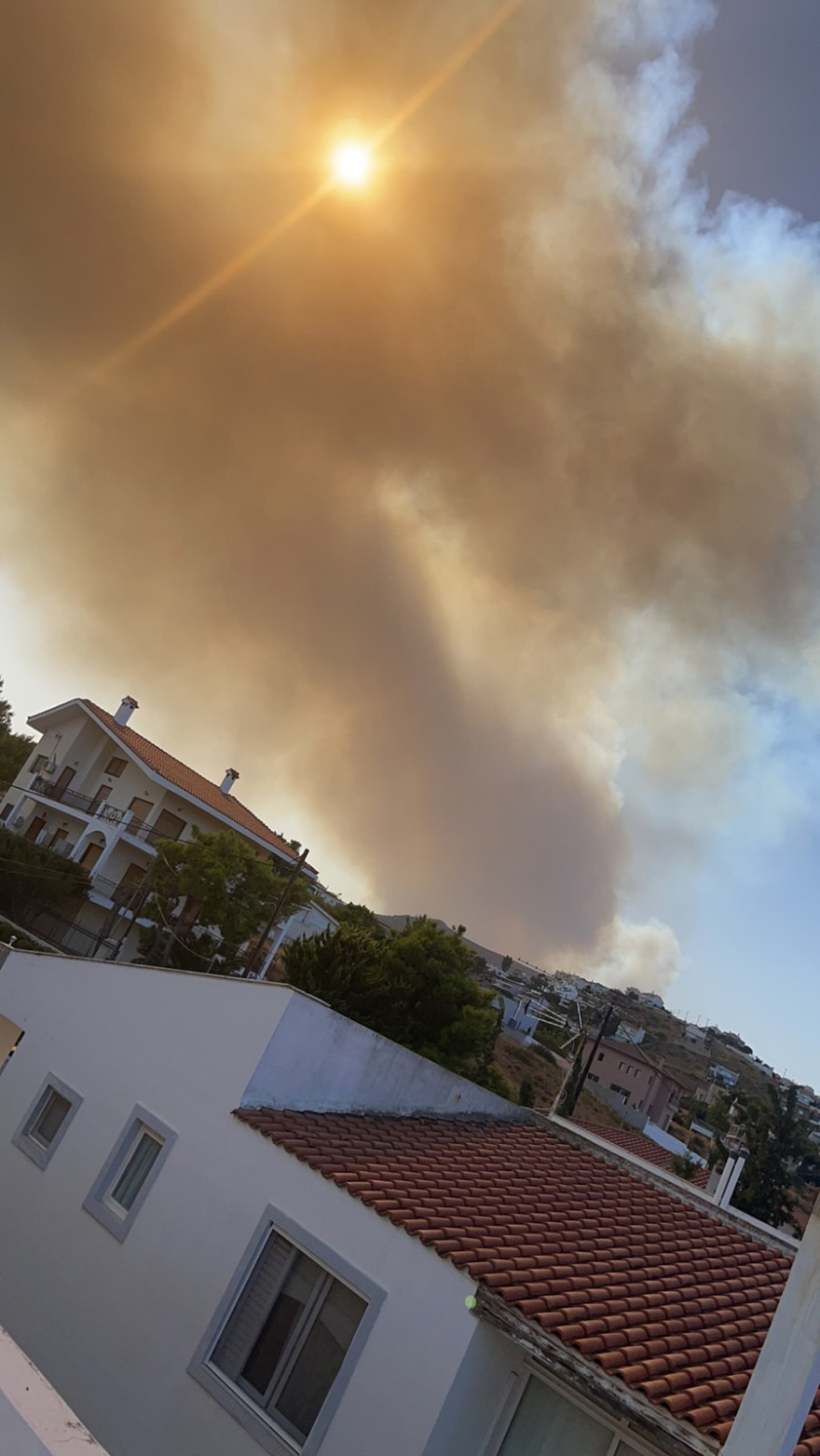 Πυρκαγιές - Αγωνία για την Εύβοια: Ανεξέλεγκτα τα μέτωπα, εκκενώνονται άλλοι τρεις οικισμοί