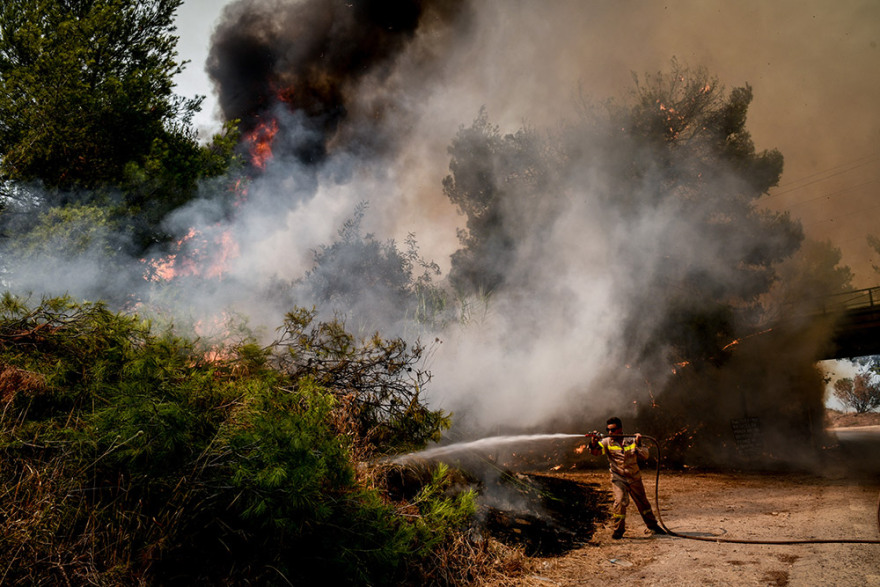 Φωτιά στην Αττική: Στη Μαλακάσα το μέτωπο - Τιτάνια μάχη με τις φλόγες και τις αναζωπυρώσεις