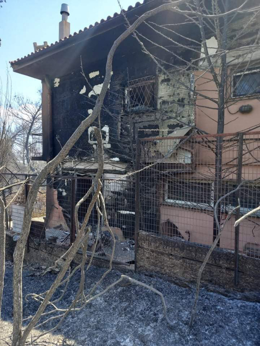 Φωτιά στην Αττική: Πάνω από 300 σπίτια με ζημιές - «Χάσαμε τις περιουσίες μας» λένε οι κάτοικοι
