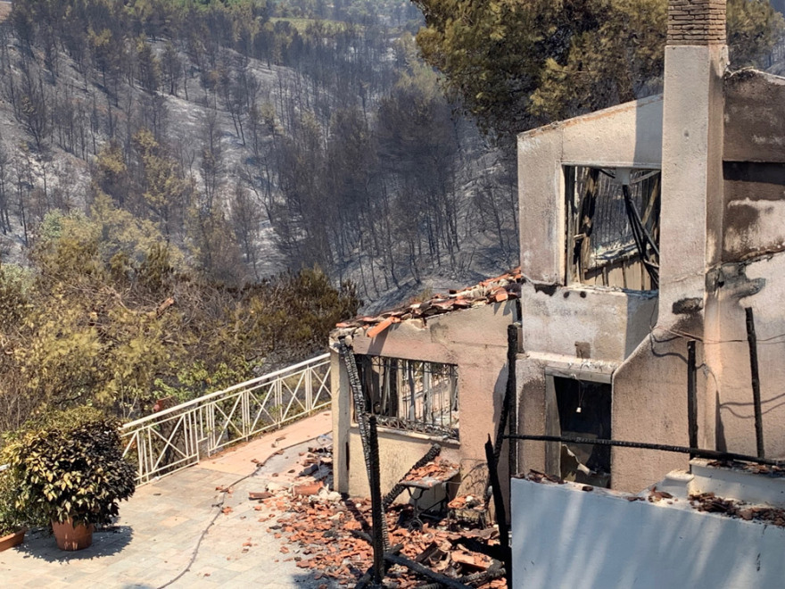 Φωτιά στην Αττική: Πάνω από 300 σπίτια με ζημιές - «Χάσαμε τις περιουσίες μας» λένε οι κάτοικοι