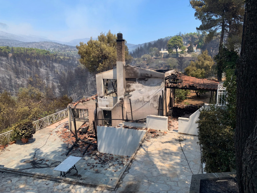 Φωτιά στην Αττική: Πάνω από 300 σπίτια με ζημιές - «Χάσαμε τις περιουσίες μας» λένε οι κάτοικοι