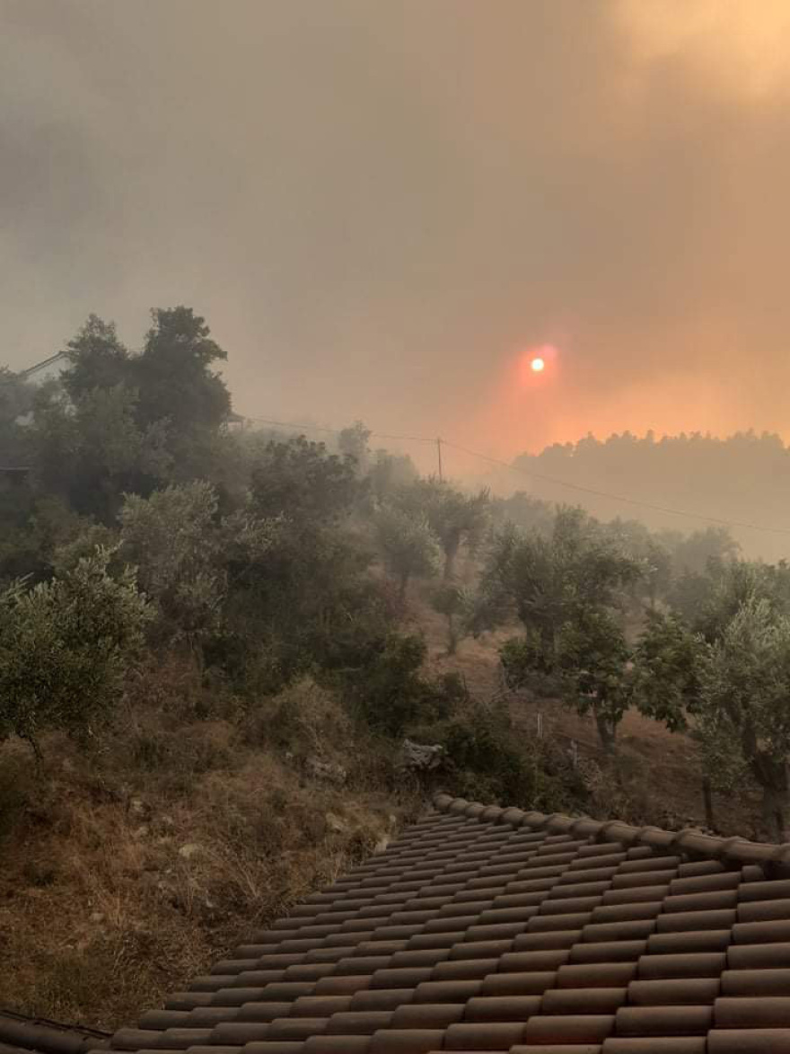 Βόρεια Εύβοια: Σφίγγει ο κλοιός γύρω από την Ιστιαία - Με κατεύθυνση το Πευκί κινείται η φωτιά 