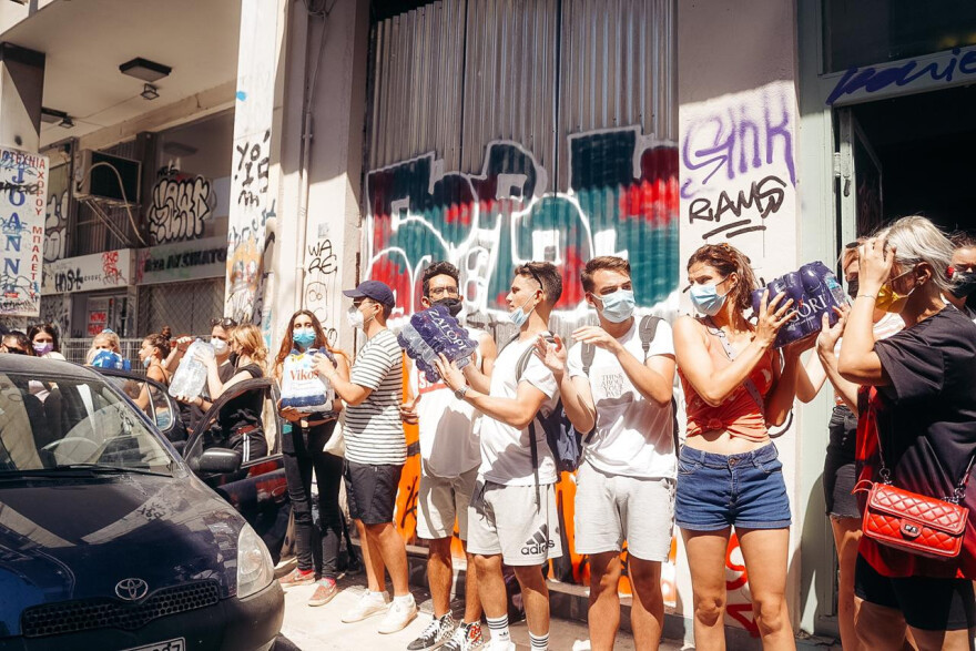 Συγκεντρώνουν είδη πρώτης ανάγκης για πυρόπληκτους σε όλη την Ελλάδα - Πώς μπορείτε να βοηθήσετε ανθρώπους και ζώα