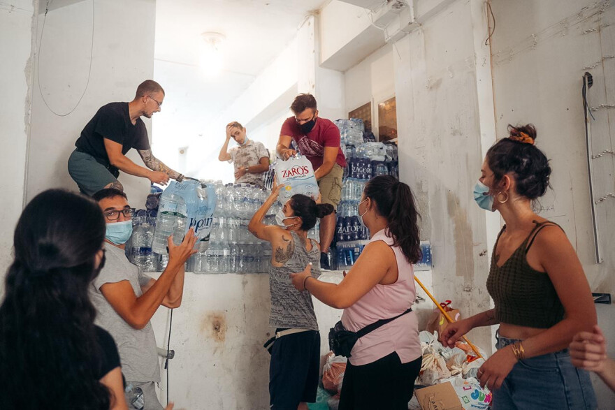 Συγκεντρώνουν είδη πρώτης ανάγκης για πυρόπληκτους σε όλη την Ελλάδα - Πώς μπορείτε να βοηθήσετε ανθρώπους και ζώα