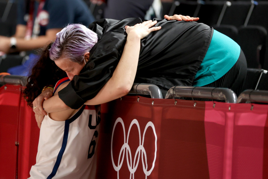 Ολυμπιακοί Αγώνες: Μέγκαν Ραπίνο και Σου Μπερντ γιόρτασαν τα μετάλλιά τους με ένα «ζεστό» φιλί στο στόμα