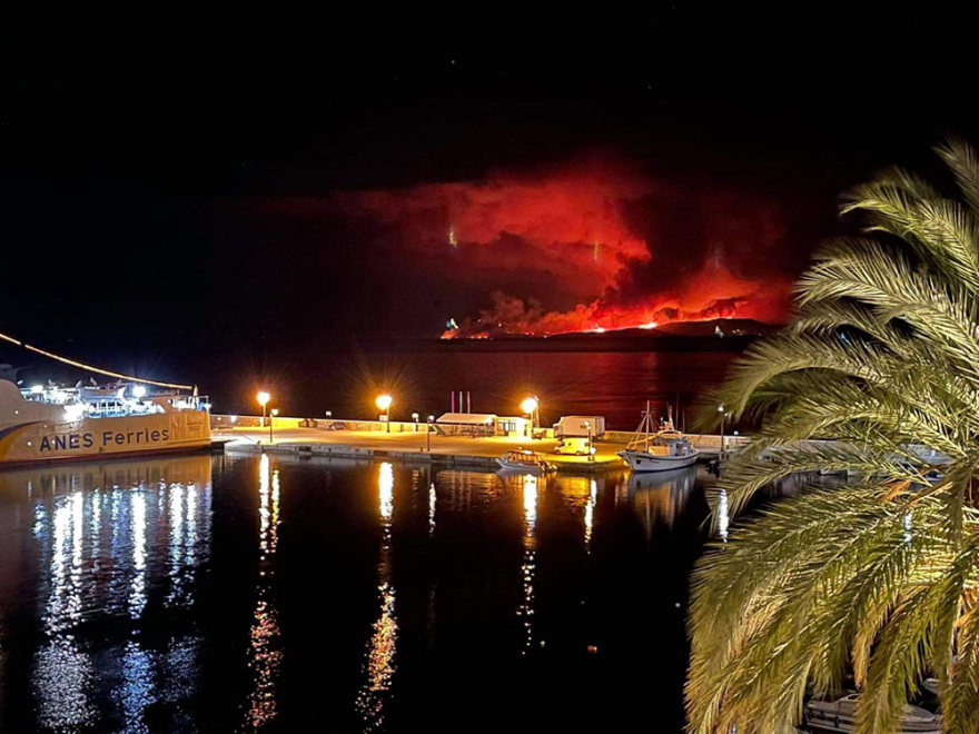 Φωτιά στην Εύβοια: Εικόνες Αποκάλυψης  από τη Σκιάθο και τη Σκόπελο - Δείτε βίντεο
