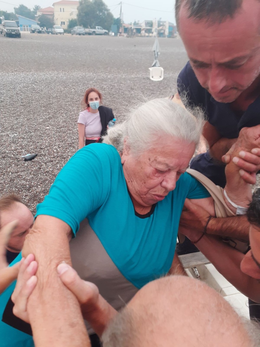 Φωτιές: Πάνω από 2.600 διασώσεις «μετρά» το Λιμενικό: Πήραν αγκαλιά τους πολίτες