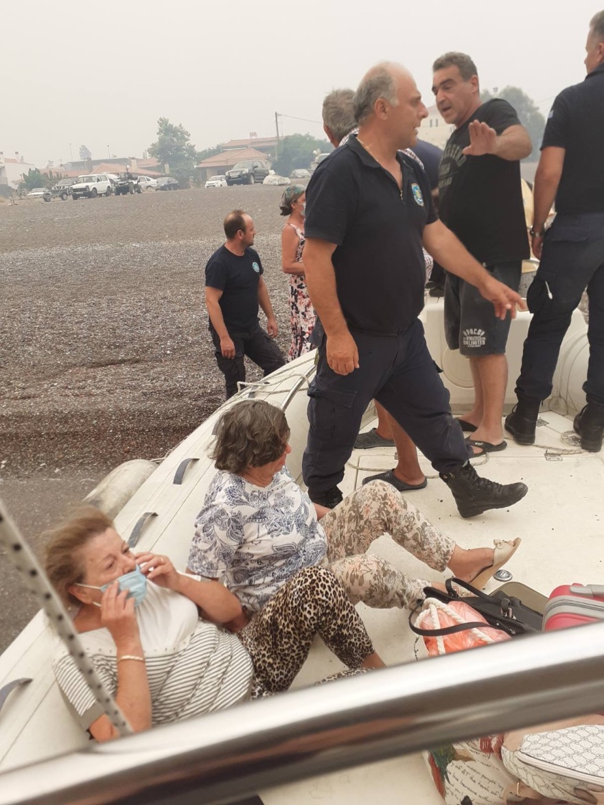 Φωτιές: Πάνω από 2.600 διασώσεις «μετρά» το Λιμενικό: Πήραν αγκαλιά τους πολίτες