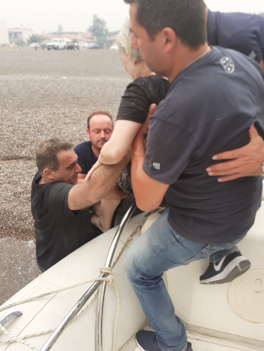 Φωτιές: Πάνω από 2.600 διασώσεις «μετρά» το Λιμενικό: Πήραν αγκαλιά τους πολίτες