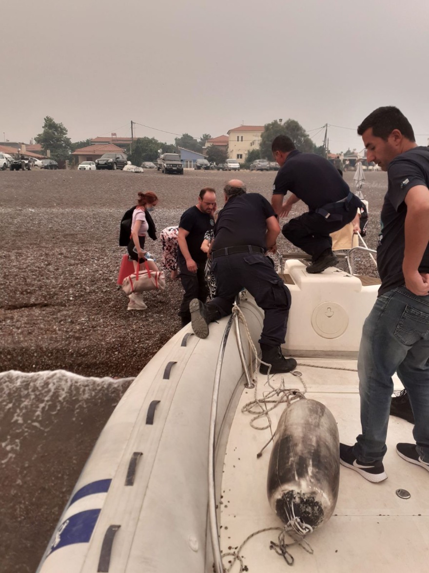 Φωτιές: Πάνω από 2.600 διασώσεις «μετρά» το Λιμενικό: Πήραν αγκαλιά τους πολίτες