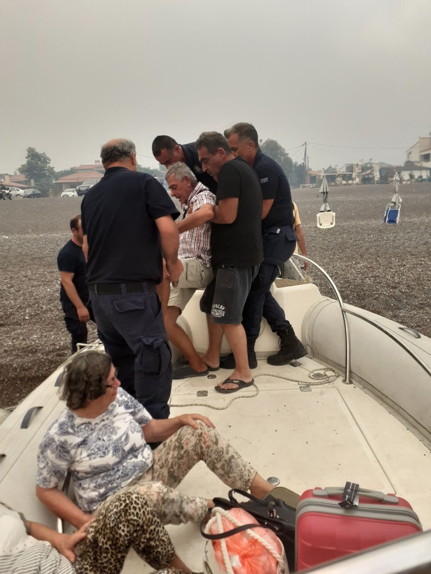 Φωτιές: Πάνω από 2.600 διασώσεις «μετρά» το Λιμενικό: Πήραν αγκαλιά τους πολίτες