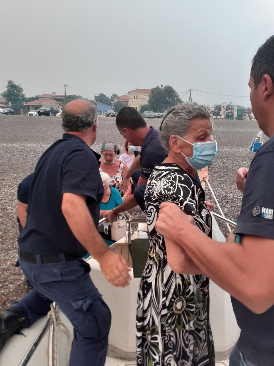 Φωτιές: Πάνω από 2.600 διασώσεις «μετρά» το Λιμενικό: Πήραν αγκαλιά τους πολίτες