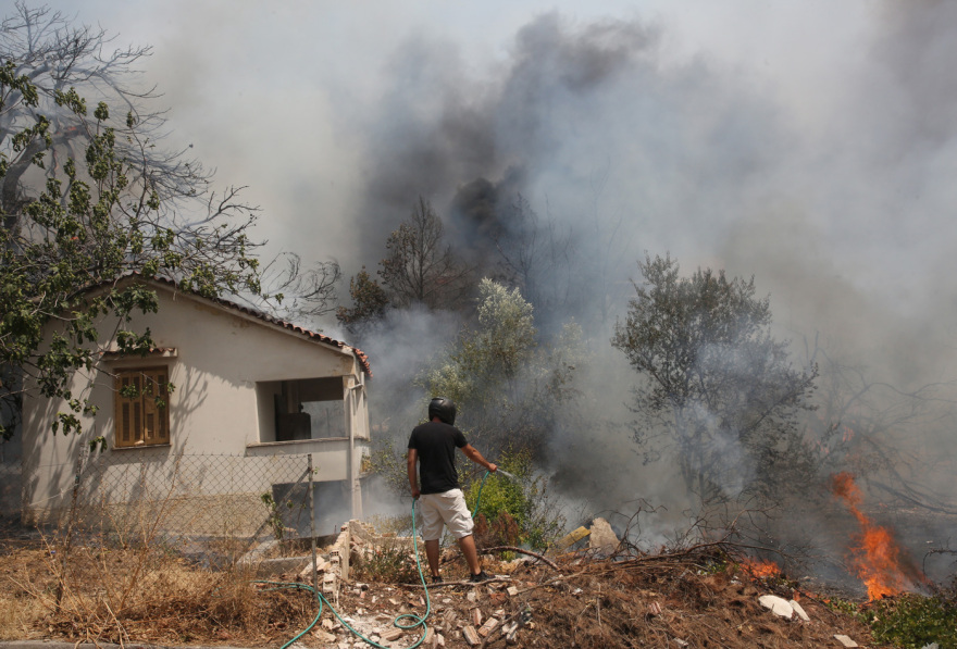 Φωτιά στην Εύβοια: Κυκλωμένο από τις φλόγες το χωριό Ελληνικά