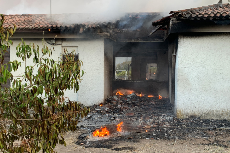 Φωτιά στην Εύβοια: Κυκλωμένο από τις φλόγες το χωριό Ελληνικά