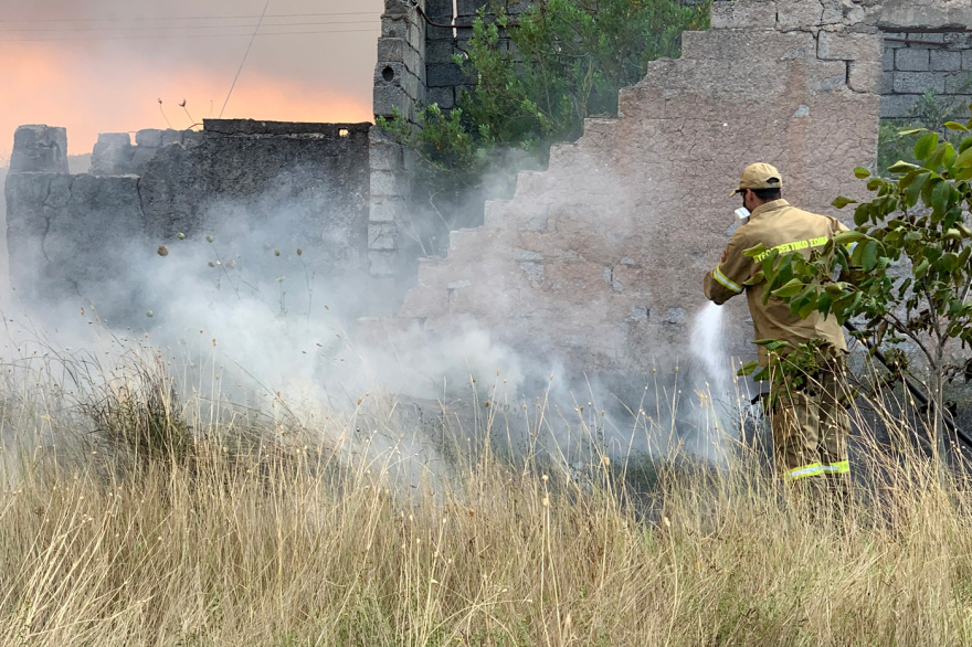 Φωτιά στην Εύβοια: Κυκλωμένο από τις φλόγες το χωριό Ελληνικά