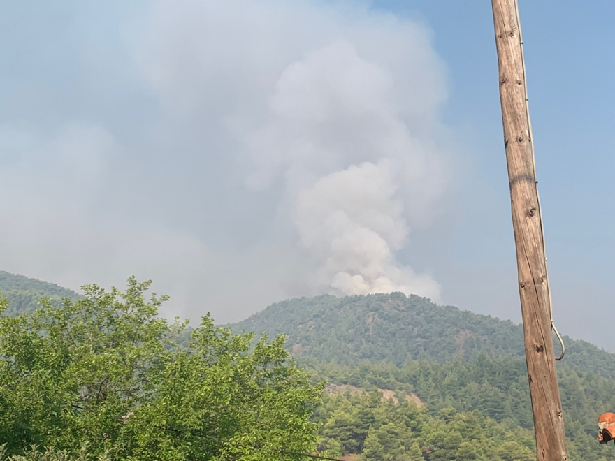Φωτιά στην Εύβοια: Μάχη για να μην ξεφύγει στα κεντρικά το πύρινο μέτωπο