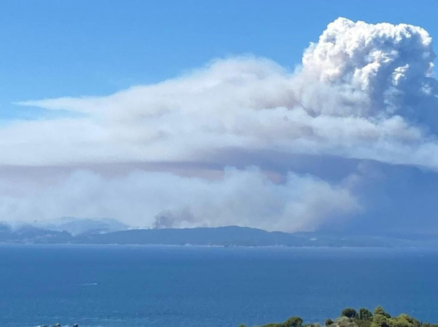 Φωτιά στην Εύβοια: Έτσι φαίνεται η πύρινη λαίλαπα από την Σκιάθο - Δείτε βίντεο και φωτογραφίες