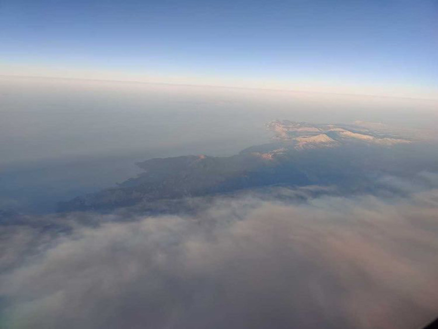 Εύβοια: Συγκλονιστική φωτογραφία - Ο καπνός από τη φωτιά όπως φαίνεται μέσα από αεροπλάνο!