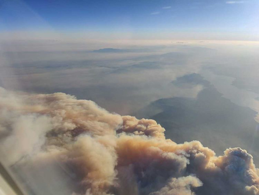 Εύβοια: Συγκλονιστική φωτογραφία - Ο καπνός από τη φωτιά όπως φαίνεται μέσα από αεροπλάνο!