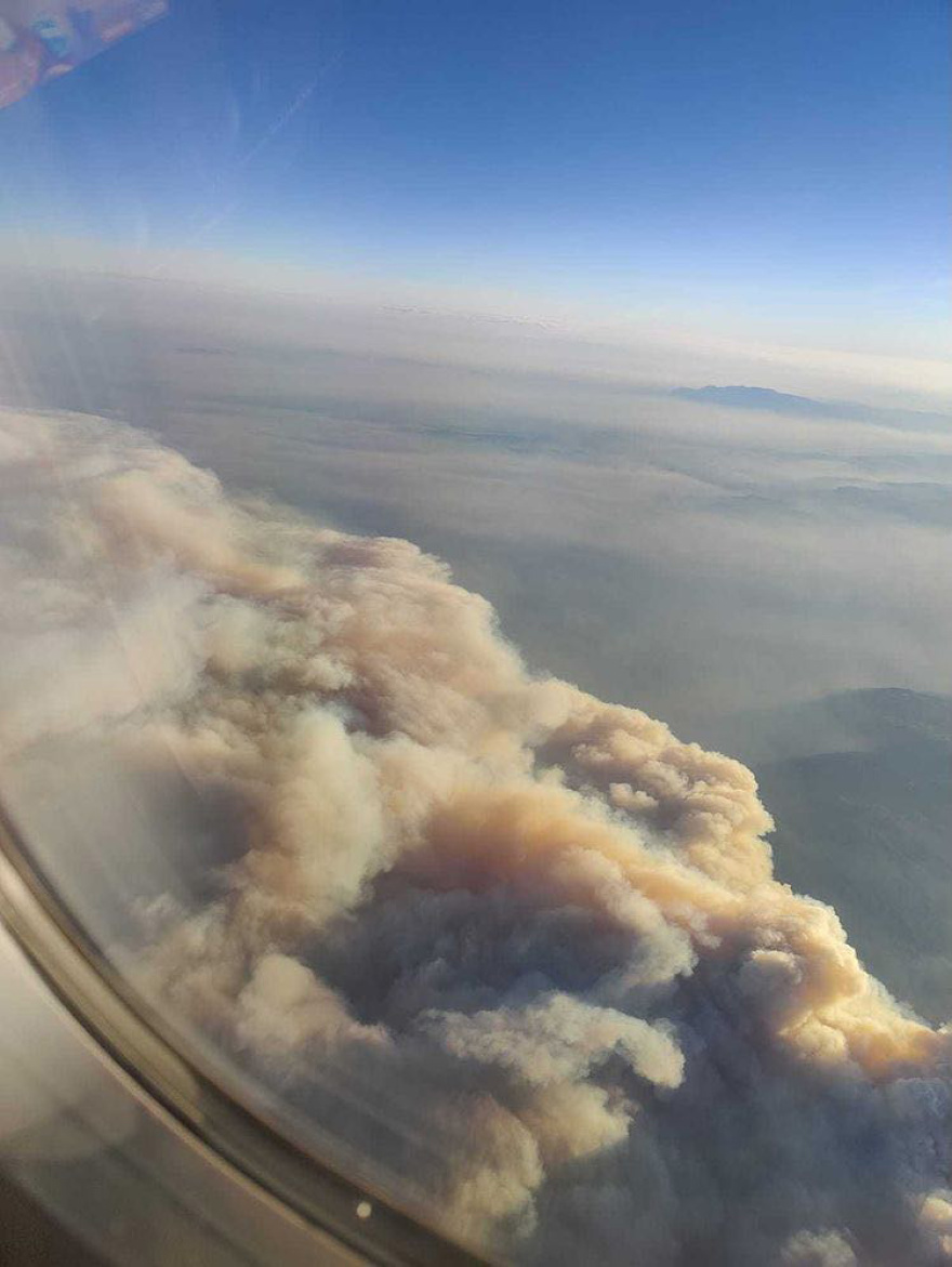 Εύβοια: Συγκλονιστική φωτογραφία - Ο καπνός από τη φωτιά όπως φαίνεται μέσα από αεροπλάνο!