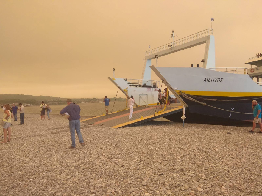 Φωτιά στην Εύβοια - Λιμενικό: 349 άτομα απεγκλωβίστηκαν από το Πευκί 
