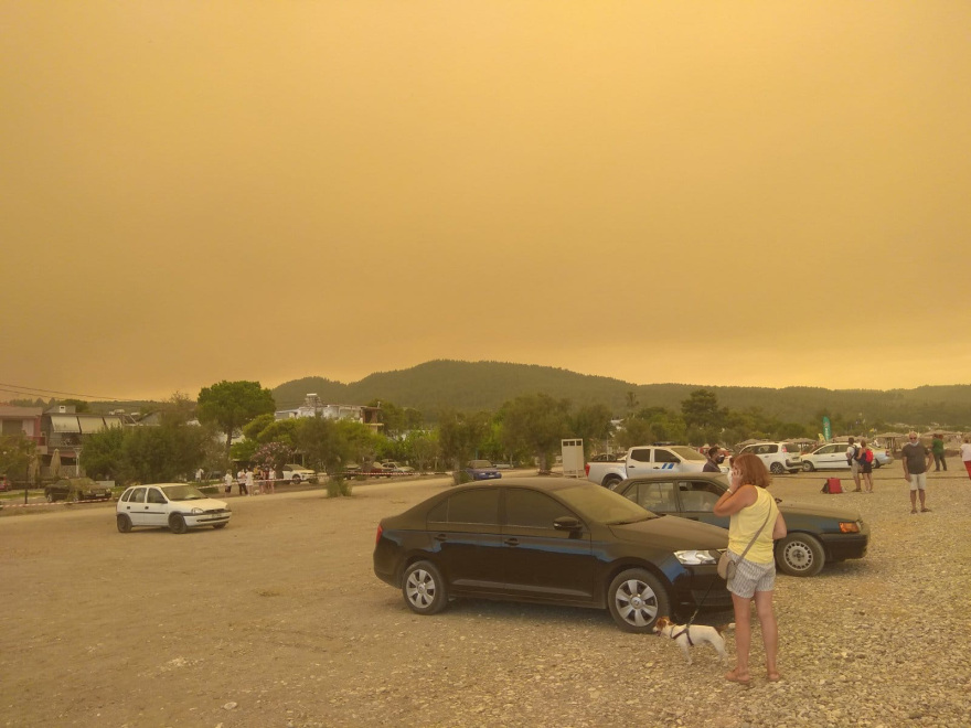 Φωτιά στην Εύβοια - Λιμενικό: 349 άτομα απεγκλωβίστηκαν από το Πευκί 