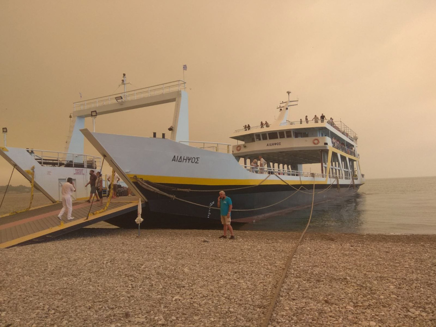 Φωτιά στην Εύβοια - Λιμενικό: 349 άτομα απεγκλωβίστηκαν από το Πευκί 