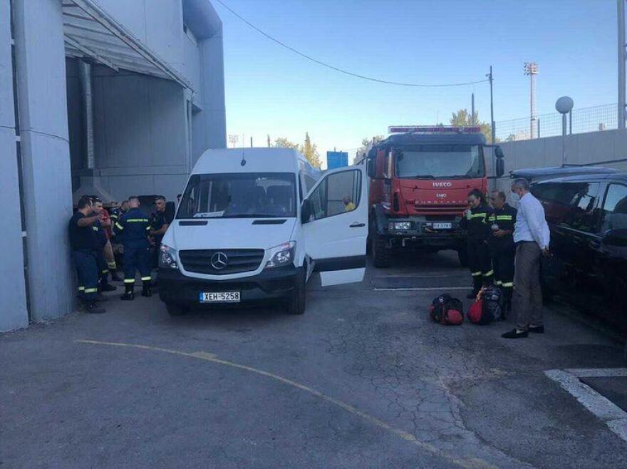 Ιδιοκτήτες πολυτελών βαν μεταφέρουν εθελοντικά τους πυροσβέστες στην αλλαγή βάρδιας