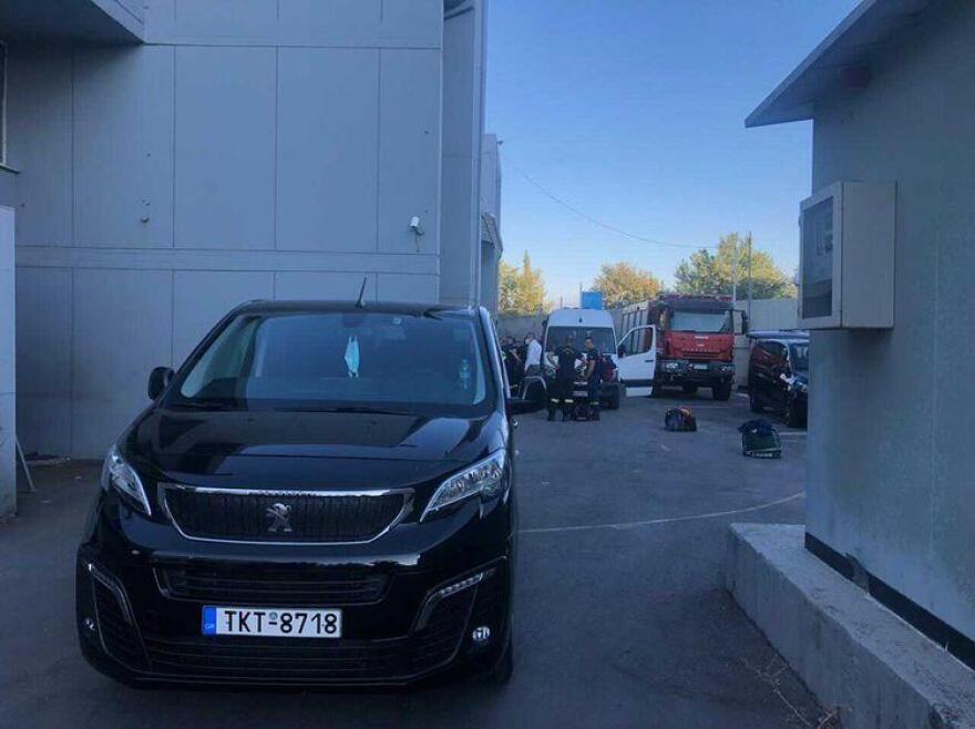 Ιδιοκτήτες πολυτελών βαν μεταφέρουν εθελοντικά τους πυροσβέστες στην αλλαγή βάρδιας