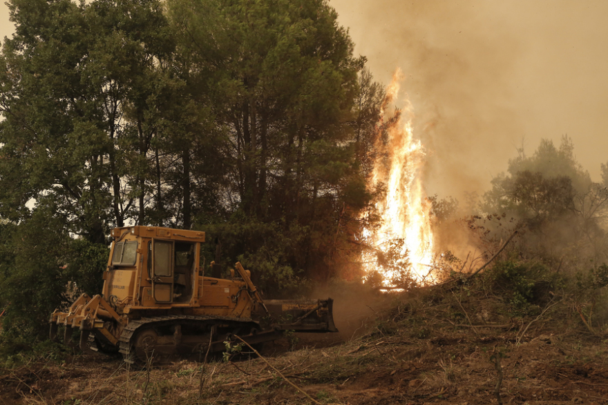 Φωτιά στην Εύβοια: Με τις συνεχείς αναζωπυρώσεις, πλησιάζει την Ιστιαία 