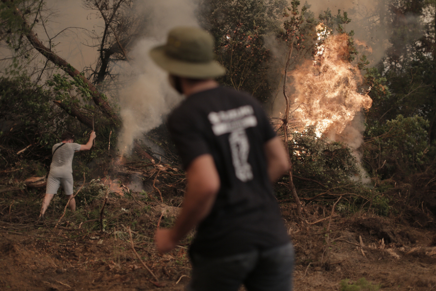 Φωτιά στην Εύβοια: Με τις συνεχείς αναζωπυρώσεις, πλησιάζει την Ιστιαία 