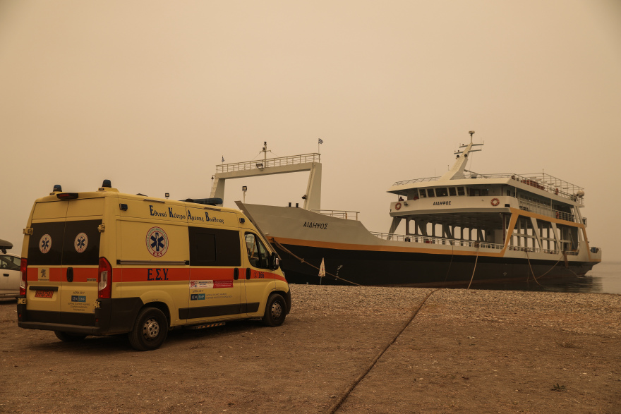 Φωτιά στην Εύβοια: Με τις συνεχείς αναζωπυρώσεις, πλησιάζει την Ιστιαία 