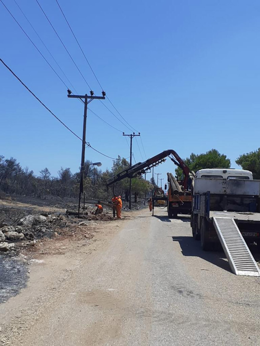 ΔΕΔΔΗΕ: Χωρίς ρεύμα παραμένουν 10.000 νοικοκυριά στις πυρόπληκτες περιοχές
