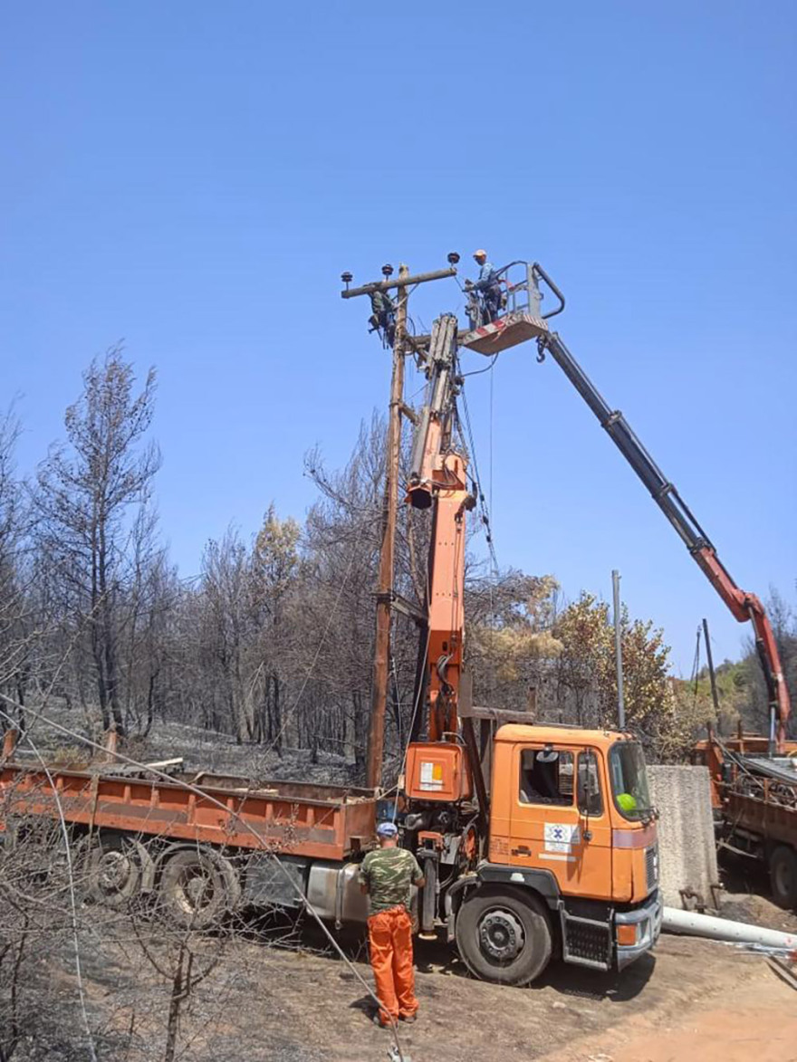 ΔΕΔΔΗΕ: Χωρίς ρεύμα παραμένουν 10.000 νοικοκυριά στις πυρόπληκτες περιοχές
