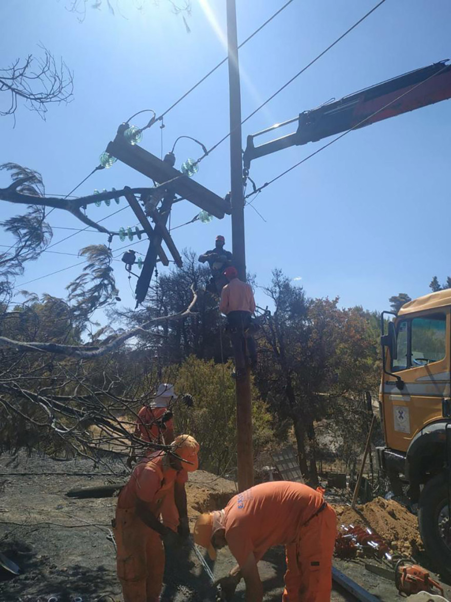 ΔΕΔΔΗΕ: Χωρίς ρεύμα παραμένουν 10.000 νοικοκυριά στις πυρόπληκτες περιοχές