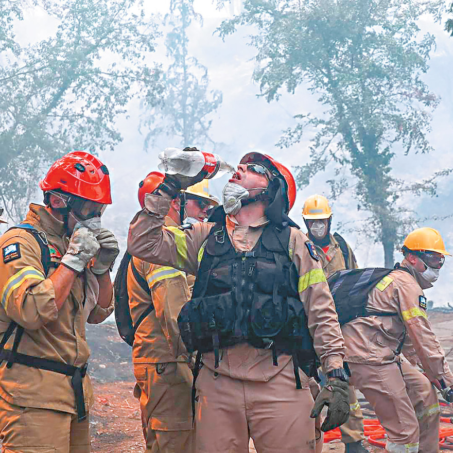 Πύρινος εφιάλτης: Ιστορίες και δάκρυα στα μέτωπα της τραγωδίας