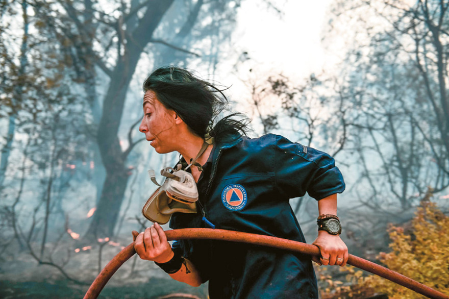 Πύρινος εφιάλτης: Ιστορίες και δάκρυα στα μέτωπα της τραγωδίας