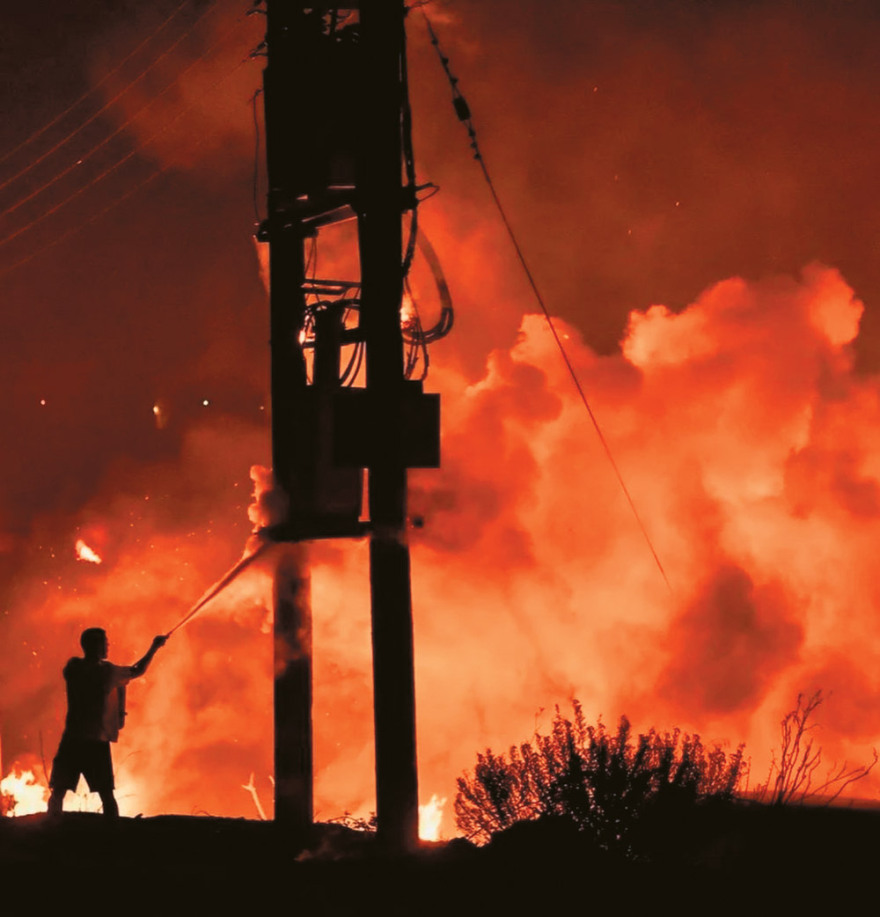 Πύρινος εφιάλτης: Ιστορίες και δάκρυα στα μέτωπα της τραγωδίας