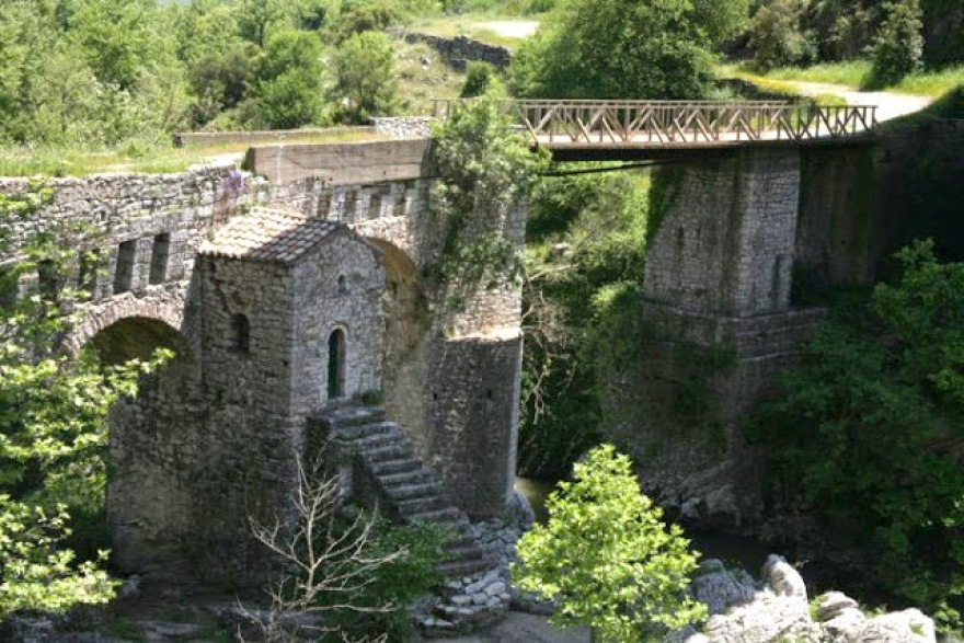 Καρύταινα: Αναστηλώνεται το ιστορικό γεφύρι  που απεικονιζόταν στο πεντοχίλιαρο