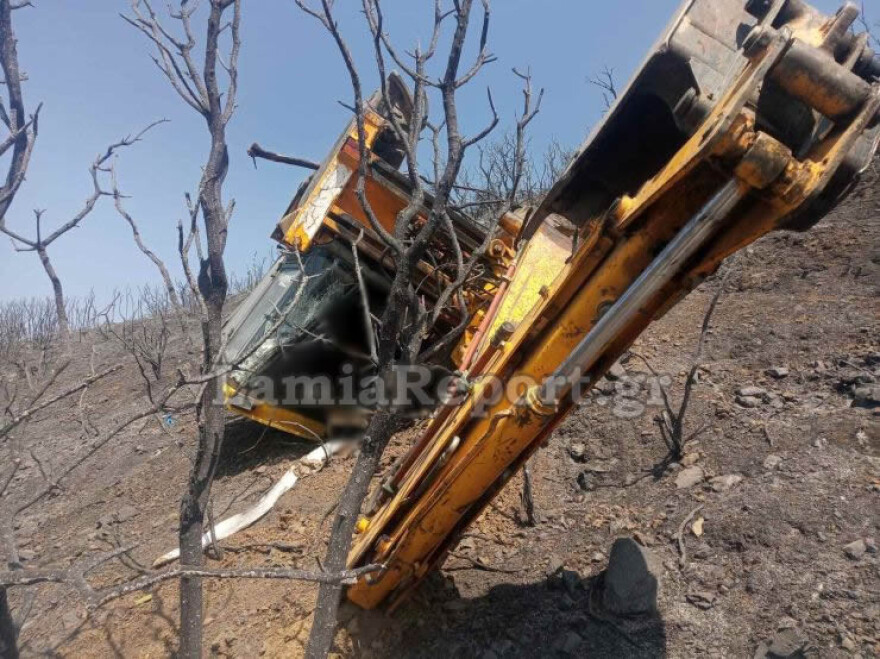 Φωτιά στη Φωκίδα: Μπουλντόζα έπεσε σε γκρεμό - Εγκλωβισμένος ο χειριστής