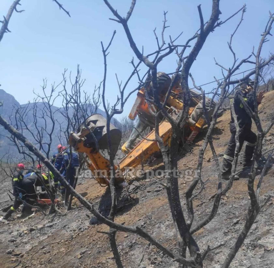 Θρήνος στην Φωκίδα: Πατέρας δύο παιδιών ο χειριστής της μπουλντόζας που σκοτώθηκε βοηθώντας στη φωτιά