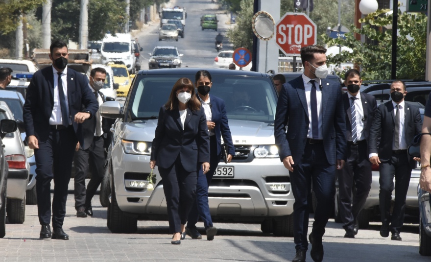 Κηδεύεται ο εθελοντής πυροσβέστης Βασίλης Φιλώρας παρουσία της Προέδρου της Δημοκρατίας