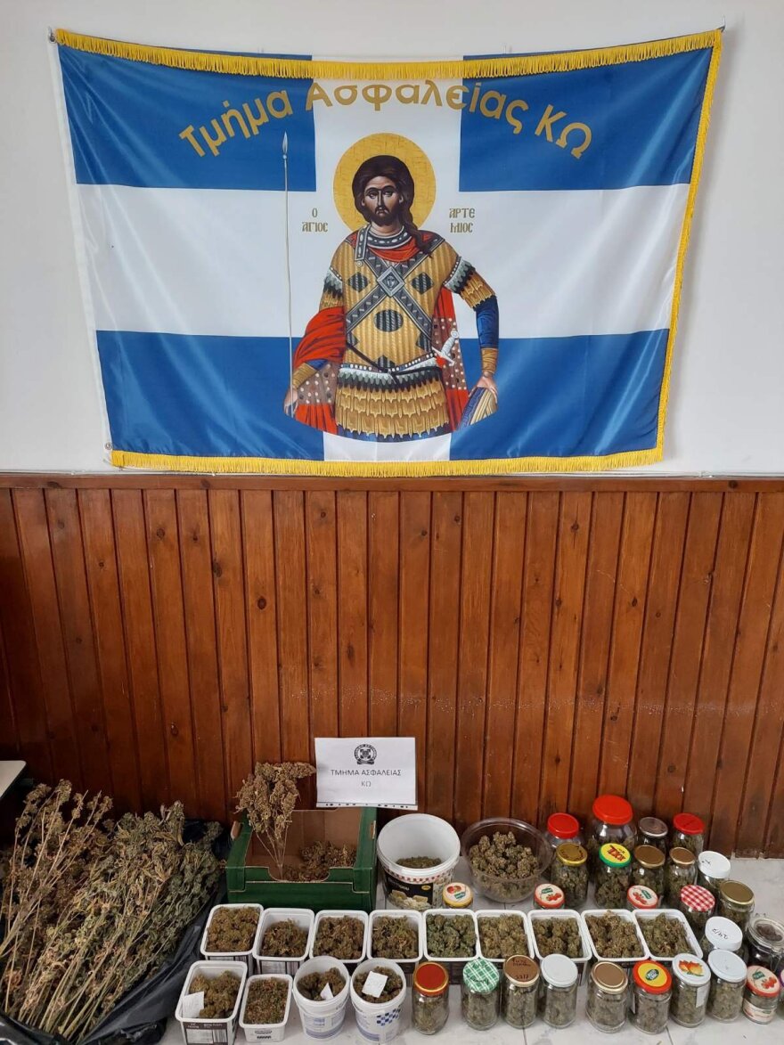 Κως: Γέμισε 26 δοχεία με πάνω από δυο κιλά κάνναβης