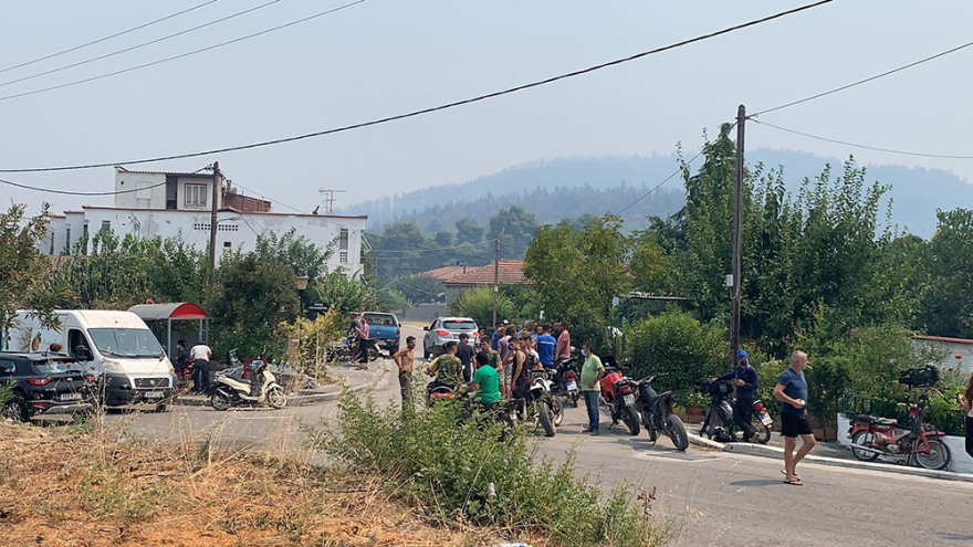 Φωτιά στην Εύβοια: Μάχη με τις αναζωπυρώσεις σε Ελληνικά, Αγριοβότανο, Ασμήνι, Γαλατσώνα και Αβγαριά