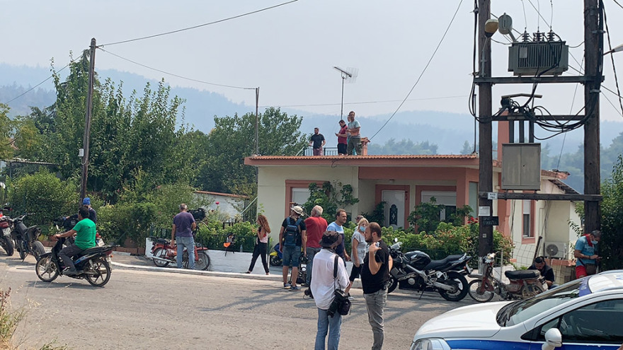 Φωτιά στην Εύβοια: Μάχη με τις αναζωπυρώσεις σε Ελληνικά, Αγριοβότανο, Ασμήνι, Γαλατσώνα και Αβγαριά